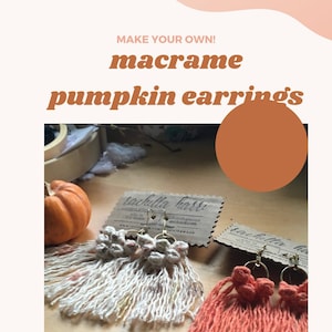 Pode incluir: Dois pares de brincos de abóbora de macramé, um par é branco com detalhes marrons e o outro é laranja. Os brincos estão pendurados em um cartão marrom com o texto "rachella harri" e "ella in the moon pattern".