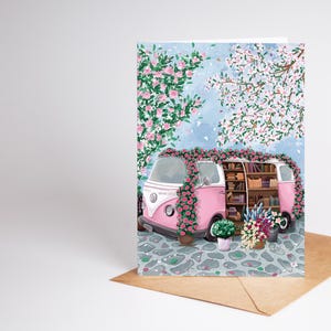 Cartão postal rosa retrô com van e livros, cartão de felicitações de livraria de primavera, arte vintage com camper e flores, arte fofa feminina com van hippie