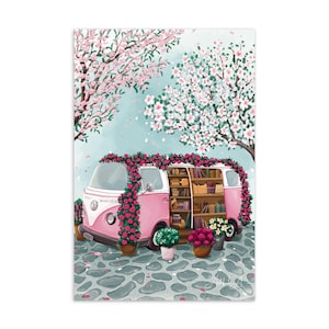 Van retrò rosa e libri Postcare, biglietto di auguri primaverile della libreria, camper vintage e arte floreale, furgone hippie arte carina da ragazza