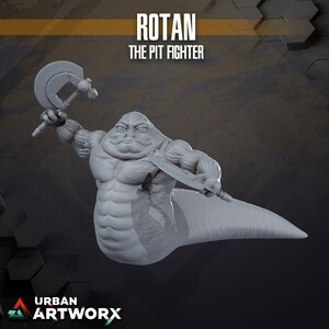Könnte beinhalten: Eine graue, unbemalte Miniaturfigur mit dem Titel Rotan The Pit Fighter. Die Kreatur hat einen muskulösen humanoiden Oberkörper mit einem schneckenartigen Schwanz, hält eine gebogene Klinge und eine kreisförmige Waffe, mit Urban Artworx Branding.