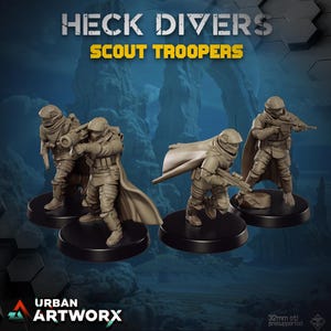 Op de afbeelding: Vier 32 mm 3D-geprinte miniatuurfiguren van soldaten die futuristische bepantsering dragen en wapens dragen. De figuren zijn in een dynamische actiestand geposeerd en zijn geschilderd in een lichtbruine kleur. De figuren zijn gelabeld "Heck Divers Scout Troopers" en maken deel uit van de Urban Artworx-collectie.