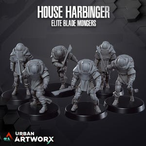 Op de afbeelding: Zes grijze plastic miniatuurfiguurtjes van krijgers die harnassen dragen en zwaarden vasthouden. De figuurtjes staan op zwarte ronde bases. De tekst "HOUSE HARBINGER ELITE BLADE MONGERS" staat bovenaan de afbeelding.