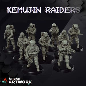 Op de afbeelding: Een groep grijze miniatuurfiguren van soldaten in futuristisch harnas, elk met een wapen. De figuren staan op zwarte, cirkelvormige bases. De tekst "KEMUJIN RAIDERS" staat bovenaan en het "URBAN ARTWORX" logo onderaan.