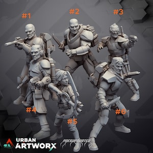 Peut inclure: Collection de six figurines miniatures grises détaillées de soldats futuristes, chacune dans des poses dynamiques et armées d'armes. Les figurines sont numérotées et portent le logo "Urban Artworx".