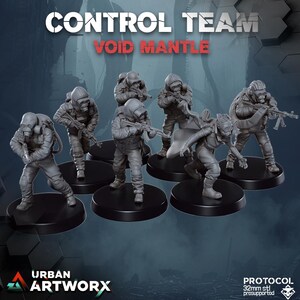 Könnte beinhalten: Eine Sammlung grauer Miniaturfiguren, die ein 'Control Team' in taktischer Ausrüstung darstellen, einschließlich Gasmasken und Gewehren. Die Figuren stehen auf schwarzen Sockeln, mit dem Text 'CONTROL TEAM VOID MANTLE' darüber. Unten ist das Urban Artworx Logo.
