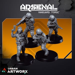 Può includere: Quattro figurine grigie in miniatura di soldati in tenuta da combattimento, ciascuna in posa con un'arma. Le figure sono su basi circolari nere. Il testo "ARSENAL" e "VANGUARD: 'FORGE'" sono in alto. Il logo Urban Artworx è in basso.