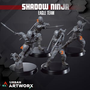 Op de afbeelding: Vier grijze actiefiguren van Shadow Ninja Eagle Team-leden in dynamische poses, elk met een zwaard of pistool. De figuren staan op zwarte cirkelvormige bases. De tekst "SHADOW NINJA EAGLE TEAM" staat bovenaan, met het Urban Artworx-logo onderaan.