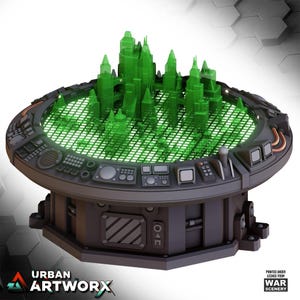Peut inclure: Une console circulaire gris foncé présentant un affichage central de ville holographique translucide vert avec un motif en grille. La base présente des détails mécaniques, des boutons et des leviers, avec le texte URBAN ARTWORX et WAR SCENERY.