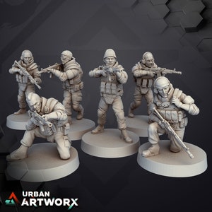 Peut inclure: Cinq figurines miniatures en plastique non peintes de soldats tenant des fusils. Les figurines sont posées dans différentes positions d'action. Les figurines sont sur des socles circulaires.