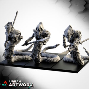 Può includere: Tre figure in miniatura grigie e dettagliate di creature simili a serpenti con teste e corpi umani. Ogni figura tiene una lancia ed è in posa da combattimento.