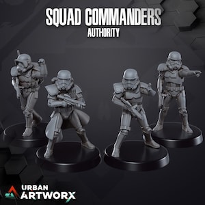 Może przedstawiać: Cztery szare plastikowe figurki szturmowców z czarnymi hełmami i bronią. Figurki stoją na czarnych podstawkach. Tekst "Squad Commanders Authority" znajduje się w górnej części obrazu.