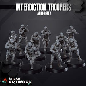 Könnte beinhalten: Eine Gruppe grauer Miniaturfiguren von Soldaten in taktischer Ausrüstung, die Gewehre halten und auf schwarzen, kreisförmigen Sockeln stehen. Der Text "INTERDICTION TROOPERS AUTHORITY" ist über den Figuren zu sehen. Das Urban Artworx-Logo befindet sich unten links.