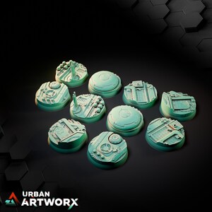 Op de afbeelding: Een verzameling van negen ronde mintgroene gaming-bases met ingewikkelde sci-fi industriële texturen, waaronder verhoogde panelen, ventilatieopeningen en geometrische patronen. Elke basis heeft een plat bovenoppervlak met gedetailleerde reliëfs.
