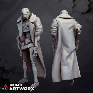 Könnte beinhalten: Eine helle, unbemalte Miniatur aus Kunstharz, die eine Roboterfigur in einem langen Trenchcoat darstellt. Die Figur ist von vorne und hinten zu sehen und zeigt mechanische Gelenke, einen glatten, helmähnlichen Kopf und ein Holster an der Taille.