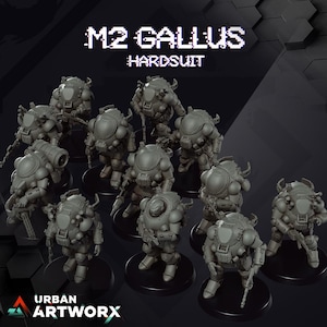 Op de afbeelding: Een verzameling grijze, futuristische hard-suit miniaturen, elk op een zwarte basis. De tekst "M2 GALLUS HARDSUIT" staat bovenaan. De miniaturen hebben gedetailleerde pantser- en wapenontwerpen, perfect voor tabletop gaming of verzamelen.