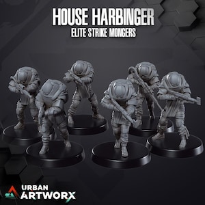 Peut inclure: Cinq figurines miniatures en plastique gris de soldats portant une armure futuriste et tenant des armes. Les figurines sont posées sur des socles circulaires noirs. Le texte "HOUSE HARBINGER ELITE STRIKE MONGERS" est en haut de l'image.