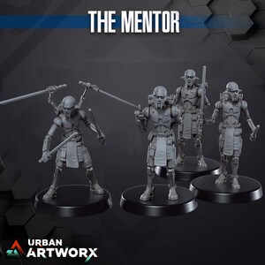 Könnte beinhalten: Vier graue Miniaturfiguren futuristischer Krieger, jede auf einem schwarzen kreisförmigen Sockel. Die Figuren sind mit Schwertern und anderen Waffen bewaffnet. Der Text "THE MENTOR" befindet sich oben im Bild, mit dem Logo "Urban Artworx" unten.