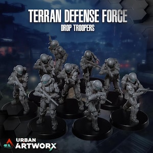 Könnte beinhalten: Eine Gruppe grauer Miniaturfiguren von Soldaten in futuristischer Rüstung, die Gewehre halten, auf schwarzen kreisförmigen Sockeln. Der Text "TERRAN DEFENSE FORCE DROP TROOPERS" steht oben. Das Urban Artworx-Logo befindet sich unten.