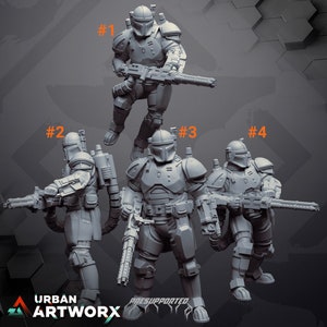 Könnte beinhalten: Vier graue Plastik-Miniaturfiguren eines futuristischen Soldaten mit Helm und Waffe. Die Figuren sind in verschiedenen Action-Posen dargestellt. Die Figuren sind mit #1, #2, #3 und #4 beschriftet.