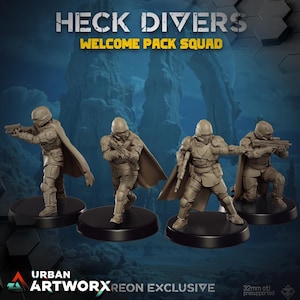 Op de afbeelding: Vier 32 mm schaal miniaturen van soldaten die futuristische bepantsering en mantels dragen. De figuren zijn in actiehoudings geposeerd en houden wapens vast. De figuren zijn geschilderd in een lichtbruine kleur. De tekst "HECK DIVERS WELCOME PACK SQUAD" wordt boven de figuren weergegeven. De tekst "URBAN ARTWORKX REON EXCLUSIVE" wordt onder de figuren weergegeven.