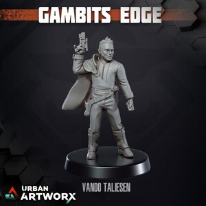 Könnte beinhalten: Eine graue, unbemalte Miniaturfigur mit der Aufschrift Gambits Edge und Vando Taliesen. Die Figur stellt einen Charakter in langem Mantel, Stiefeln und Gürtel dar, der eine kleine Pistole in der rechten Hand hält. Kurzes Haar und ein Grinsen.