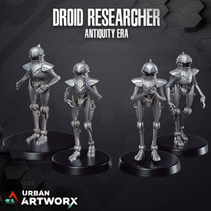 Op de afbeelding: Vier zilverkleurige droid-onderzoeker-figuurtjes, staand op zwarte bases. De figuurtjes staan in verschillende houdingen, en de tekst "DROID RESEARCHER ANTIQUITY ERA" wordt erboven weergegeven.