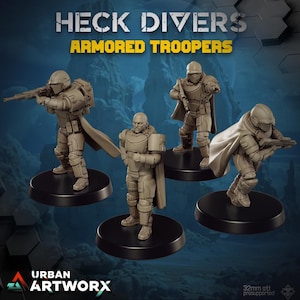 Op de afbeelding: Vier 32 mm pre-supported 3D geprinte miniaturen van gepantserde soldaten, onderdeel van de Heck Divers-lijn. De miniaturen zijn in verschillende actiestanden geposeerd, houden wapens vast en dragen mantels.