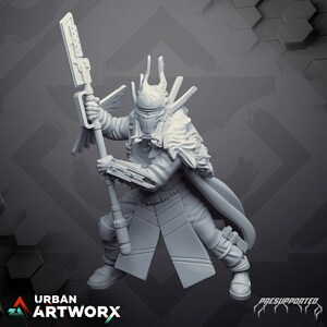 Op de afbeelding: Een grijs 3D-geprint miniatuur van een futuristische krijgerfiguur die een groot wapen vasthoudt. De figuur draagt een helm met een groot, rond vizier en een lange, vloeiende mantel. De figuur is in een dynamische vechtpose gepositioneerd.