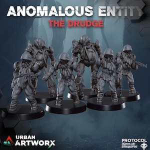 Op de afbeelding: Een verzameling grijze miniatuurfiguren, waaronder soldaten en een groot wezen, op zwarte bases. De figuren zijn van de serie "Anomalous Entity: The Drudge" van Urban Artworx. De tekst "PROTOCOL 32mm stl presupported" is inbegrepen.