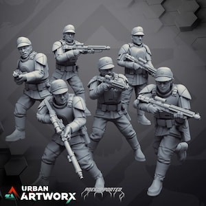 Könnte beinhalten: Ein Set mit sechs grauen Plastik-Miniaturfiguren von Soldaten, die Helme tragen und Gewehre halten. Die Figuren sind in verschiedenen Action-Posen dargestellt. Die Figuren sind vorab unterstützt und bereit zum Bemalen.