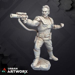 Op de afbeelding: Een lichtgekleurd, onbeschilderd hars miniatuurfiguur van een mannelijk personage in een tactisch uniform, met een futuristisch blasterpistool verbonden door een kabel aan de romp. Het figuur staat op een rotsachtige basis met een vastberaden gezichtsuitdrukking.