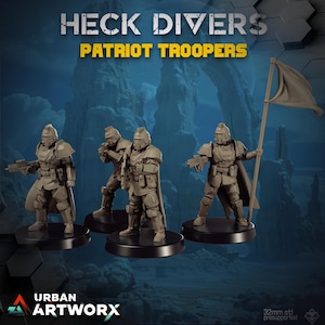 Op de afbeelding: Vier 32 mm schaal miniaturen van soldaten in futuristische bepantsering, die wapens en een vlag vasthouden. De figuren zijn geverfd in een gedempte bruine kleur en staan op ronde bases. De tekst "HECK DIVERS PATRIOT TROOPERS" wordt bovenaan de afbeelding weergegeven.