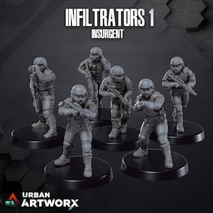 Op de afbeelding: Zes grijze miniatuurbeeldjes van soldaten in tactische uitrusting, elk geposeerd op een zwarte cirkelvormige basis. De beeldjes zijn gelabeld "INFILTRATORS 1 INSURGENT" en zijn van "URBAN ARTWORX". De soldaten houden geweren en verrekijkers vast.