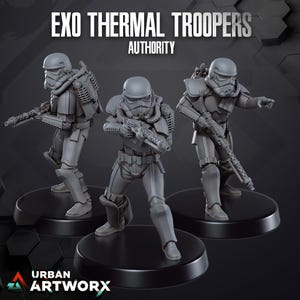 Könnte beinhalten: Drei graue Plastik-Actionfiguren von Star Wars Stormtroopers, die eine thermische Rüstung tragen. Die Figuren stehen in einer stehenden Position und halten Waffen. Die Figuren stehen auf runden Sockeln. Der Text "EXO THERMAL TROOPERS AUTHORITY" befindet sich oben im Bild.