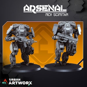 Può includere: Due modelli di robot MCV Scimitar grigi e neri di Urban Artworx. I robot sono in posizione di combattimento, con fucili. La parola "ARSENAL" è nella parte superiore dell'immagine, con "MCV SCIMITAR" sotto. Il logo Urban Artworx è in basso.