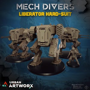 Peut inclure: Trois figurines robotiques beige et brun avec des jambes et des bras articulés. Les figurines sont debout sur des bases circulaires noires. Les figurines sont étiquetées "Mech Divers Liberator Hard-Suit".