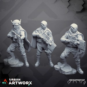 Könnte beinhalten: Drei graue 3D-gedruckte Miniaturfiguren von humanoiden Figuren mit reptilienartigen Merkmalen, die Umhänge tragen und futuristische Waffen halten. Die Figuren stehen auf felsigen Sockeln.