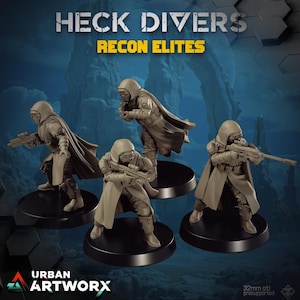 Könnte beinhalten: Vier 32 mm große Miniaturfiguren von Kapuzenfiguren mit Waffen, die auf schwarzen Sockeln stehen. Die Figuren sind in einem hellbraunen Farbton bemalt und mit "Heck Divers Recon Elites" beschriftet.