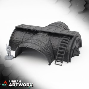 Könnte beinhalten: Ein graues, 3D-gedrucktes Modell eines Militärzeltes mit einer Leiter und einer Plattform. Das Zelt besteht aus Segeltuch und hat ein abgerundetes Dach. Das Modell ist für den Einsatz in Tabletop-Kriegsspielen konzipiert.