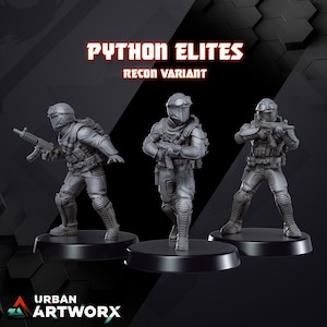 Könnte beinhalten: Drei graue Miniaturfiguren von Soldaten in taktischer Ausrüstung, jede mit einem Gewehr. Die Figuren stehen auf schwarzen, kreisförmigen Sockeln. Der Text "PYTHON ELITES RECON VARIANT" wird über den Figuren angezeigt. Das Urban Artworx-Logo befindet sich unten.