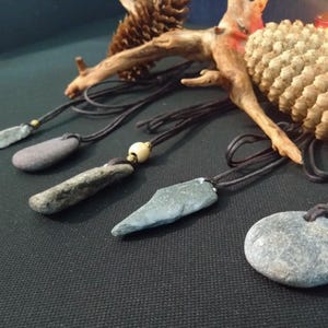 Collar con colgante de guijarros hecho a mano para cualquier ocasión. Collar de roca, colgante de playa natural, collar de piedra cruda, colgante de roca, regalo para exteriores.