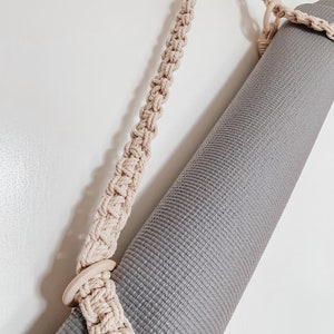 Hållare för yogamatta i makramé