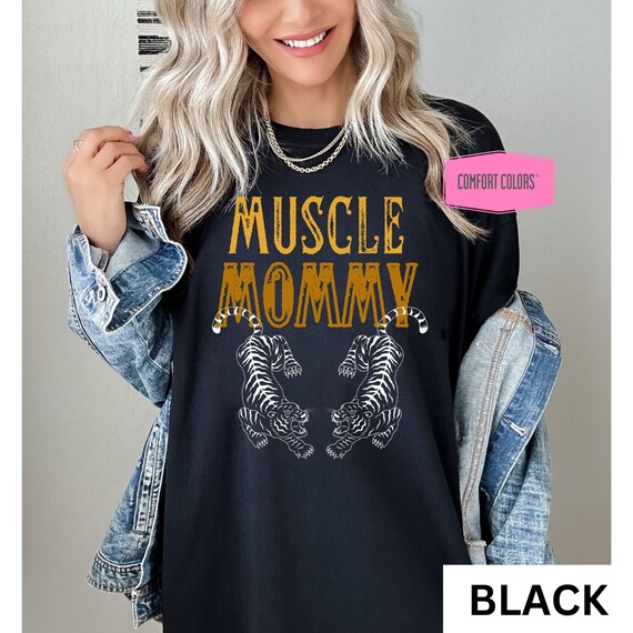 GaiaAndTee Muscle Mommy Shirt in My Muscle Mommy Era Comfort Colors Shirt Gym Mom Pump Cover Tee Gym Shirt Oversized Gym Shirts Mom Pump Cover