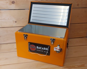 BACARDI Served Here - Hängeschild + XL Getränke Kühler Inhalt 25 Liter/6,6 Gal Cool Box Größe 49x27x30cm/19.3x10.6x12 Zoll + Cheers Öffner