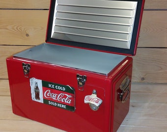 Coca Cola Rot, XL Getränke Kühler Cool Box 25 Liter/6,6 Gal Größe 49x27x30cm 19.3x10.6x12" mit Coca Cola Flaschenöffner, Hängeschild Auto