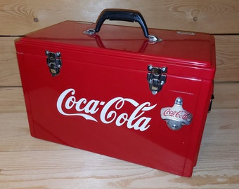 Getränke Kühler Coca Cola Rot 25 Liter/6,6 Gal XL Cool Box Größe 49x27x30cm 19.3x10.6x12 Zoll Coca Cola Kiste, Öffner + Beidseitig Aufkleber