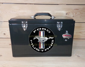 MUSTANG TRIBAR Schwarz + 2 x Sticker Rund 22cm XL Getränke Kühler 25 Liter/6,6 Gal. Größe 49x27x30cm/19.3x10.6x12 Zoll + Wand Flaschenöffner