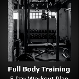 Może przedstawiać: Czarno-białe zdjęcie domowej siłowni z rackiem na ciężary, sztangą i ławką. Pod zdjęciem widnieje tekst "Full Body Training 5 Day Workout Plan". Pod tytułem widnieje tekst "David Koš".