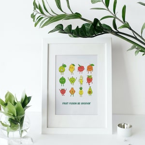 Könnte beinhalten: Ein weißer gerahmter Druck mit einer bunten Illustration verschiedener Früchte mit Gesichtern. Die Früchte sind in einem Raster angeordnet und jede Frucht hat einen anderen Ausdruck. Der Text "FRUIT FUSION BE GROOVIN'" befindet sich am unteren Rand des Drucks.