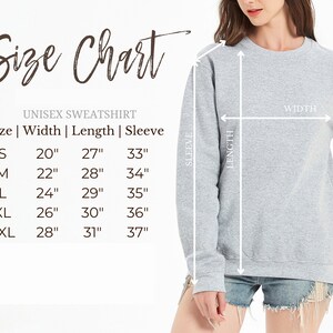 Pu&ograve; includere: Tabella delle taglie per felpa unisex con misure in pollici per larghezza, lunghezza e lunghezza della manica. Le taglie includono S, M, L, XL e 2XL.